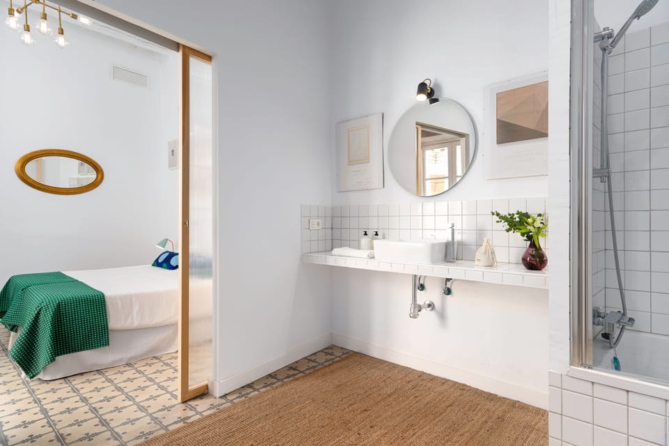 Deluxe Double Room | Bathroom | Shower, hair dryer, slippers, towels