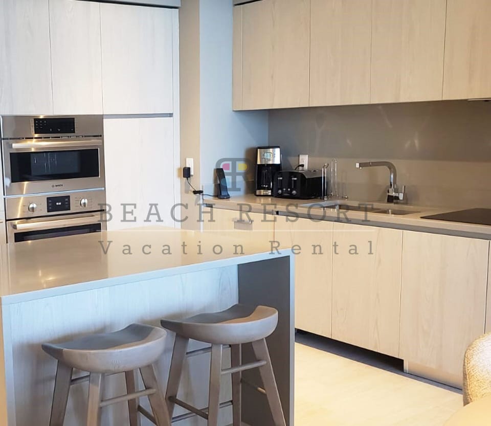 Full-size fridge, microwave, oven, stovetop