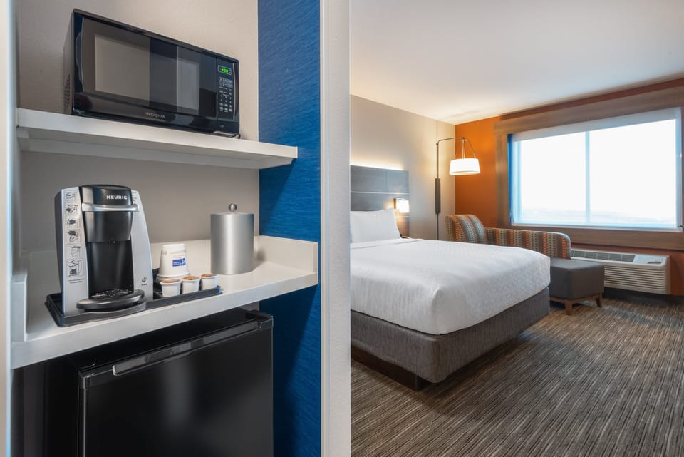 Standard Room, 1 King Bed, Accessible (Communications) | 1 bedroom, in-room safe, desk, laptop workspace