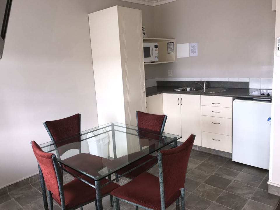 1 Bedroom | In-room dining