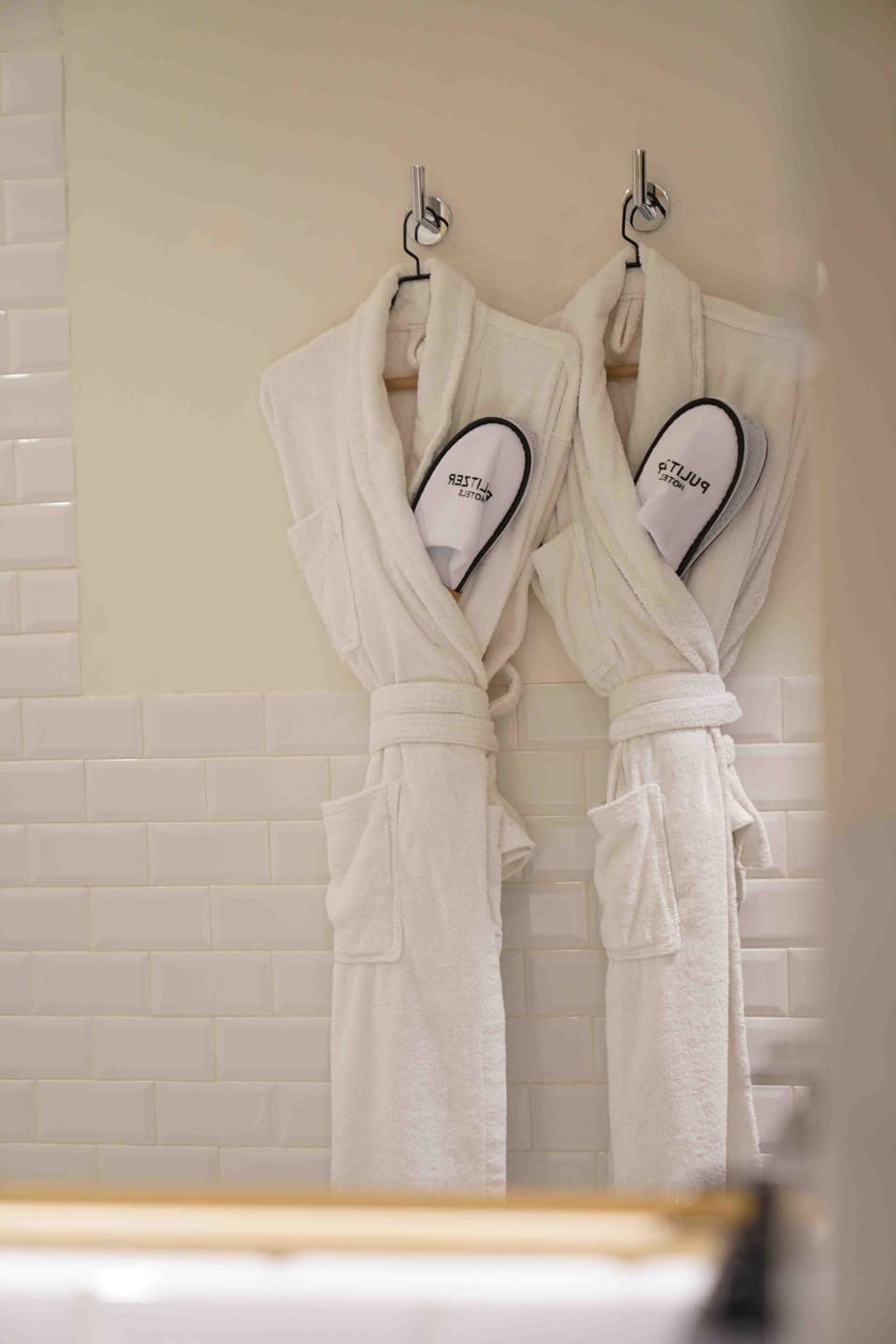 Shower, rainfall showerhead, free toiletries, bathrobes