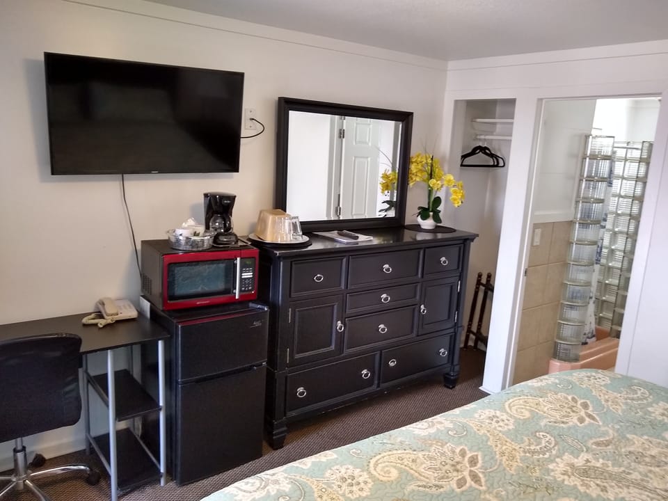 Room, 1 King Bed, Non Smoking | Premium bedding, individually decorated, individually furnished, desk