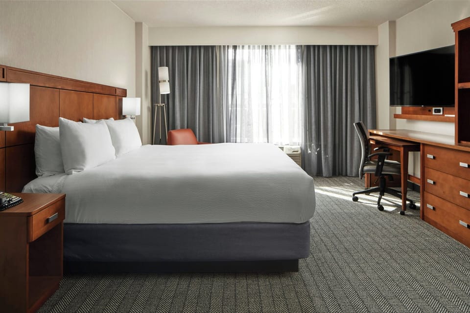 Room, 1 King Bed | Down comforters, desk, laptop workspace, iron/ironing board