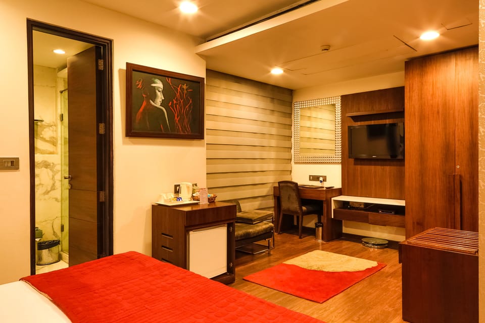 Luxury Suite Room | Premium bedding, down comforters, pillowtop beds, minibar