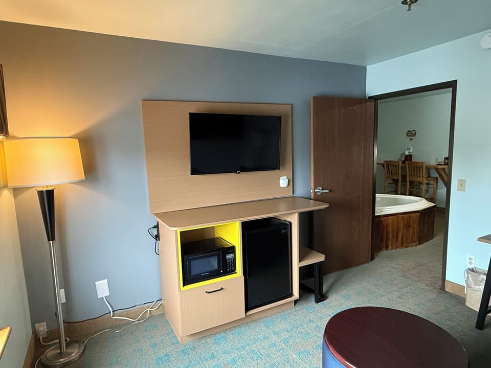Deluxe Room, 1 King Bed (No Pets Allowed) | Room amenity