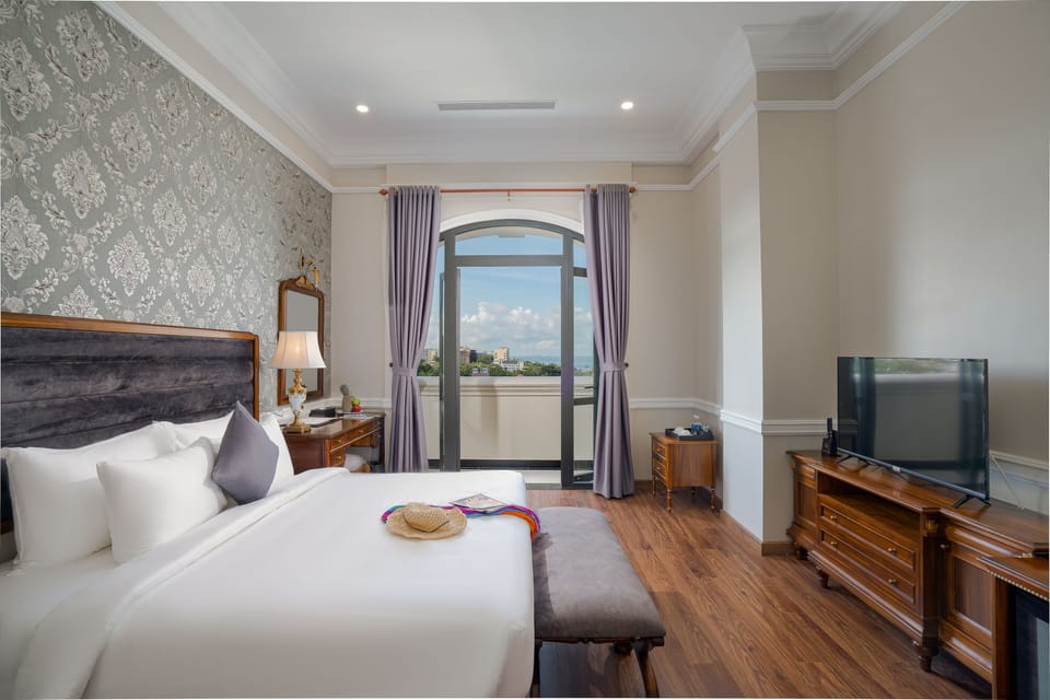 Executive Room, Sea View | Minibar, in-room safe, desk, laptop workspace