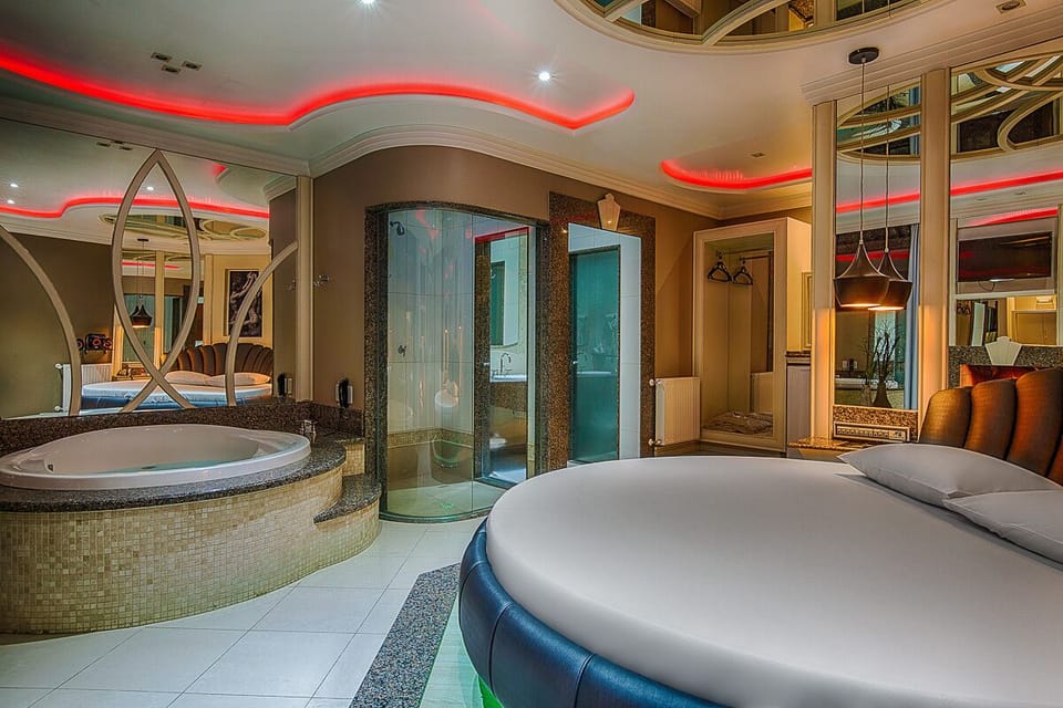 Exclusive Double Room | Individually decorated, individually furnished, laptop workspace