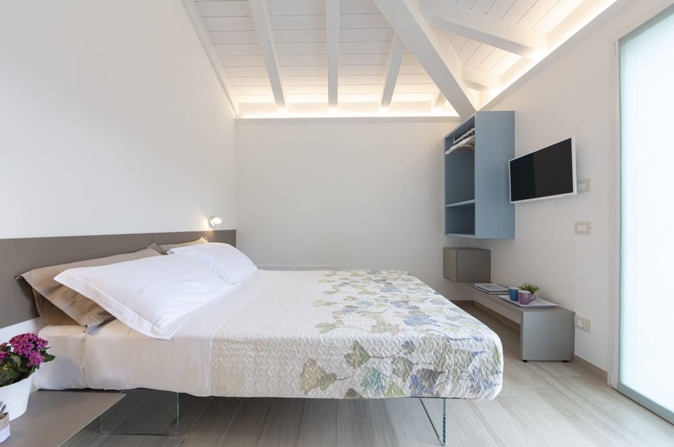 Deluxe Room, Balcony | Minibar, in-room safe, desk, laptop workspace