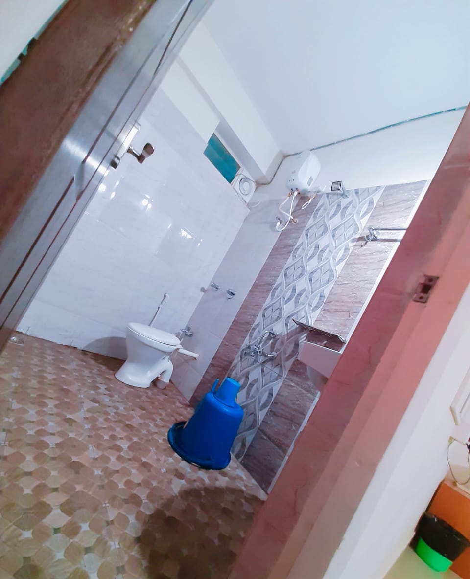 Deluxe Double Room | Bathroom | Shower, hydromassage showerhead, towels, soap