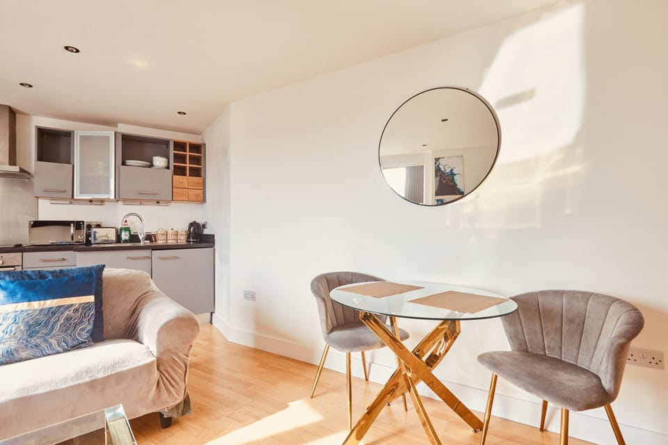 Deluxe Apartment, Private Bathroom | Lounge