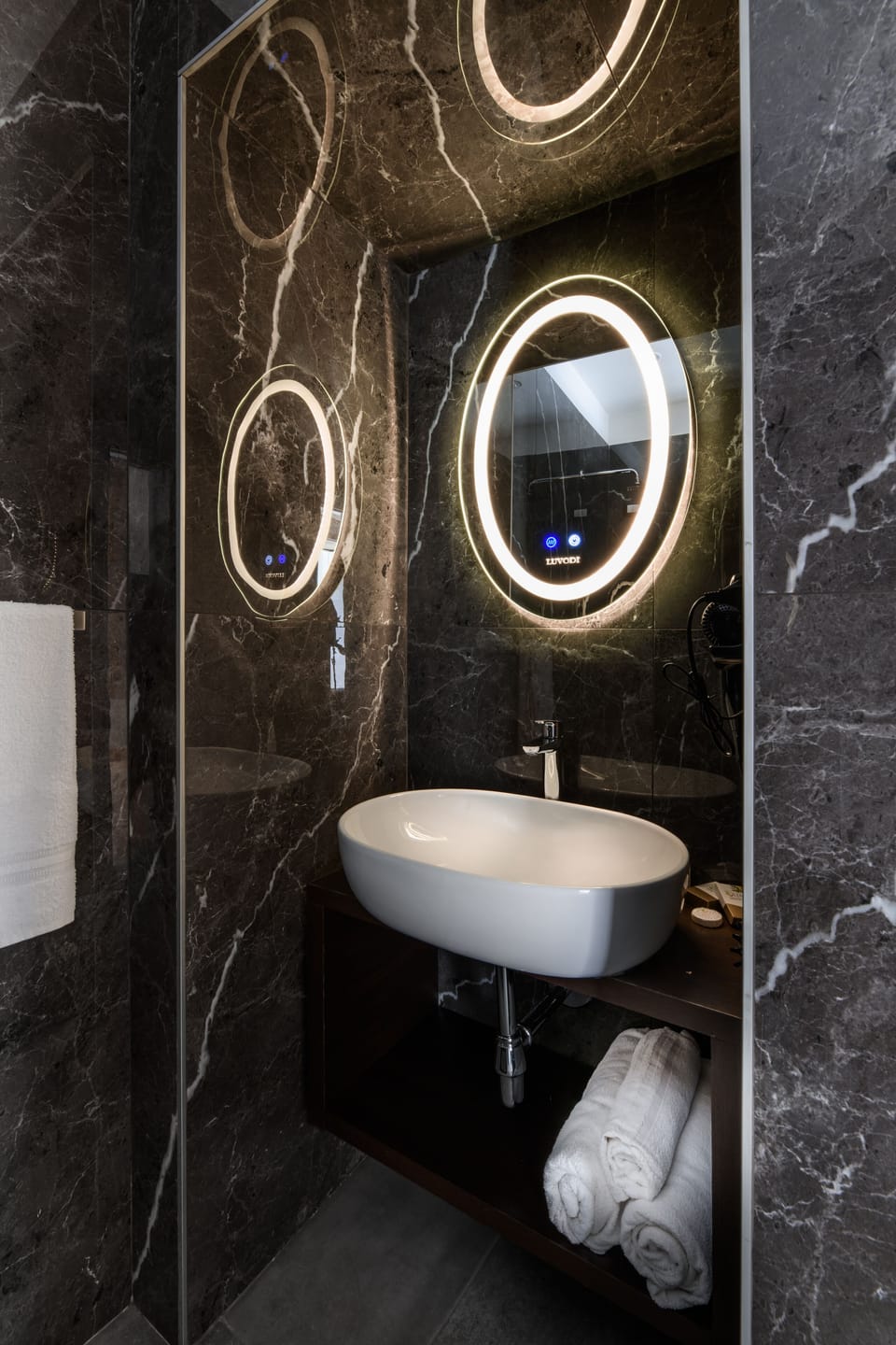 Shower, rainfall showerhead, free toiletries, hair dryer