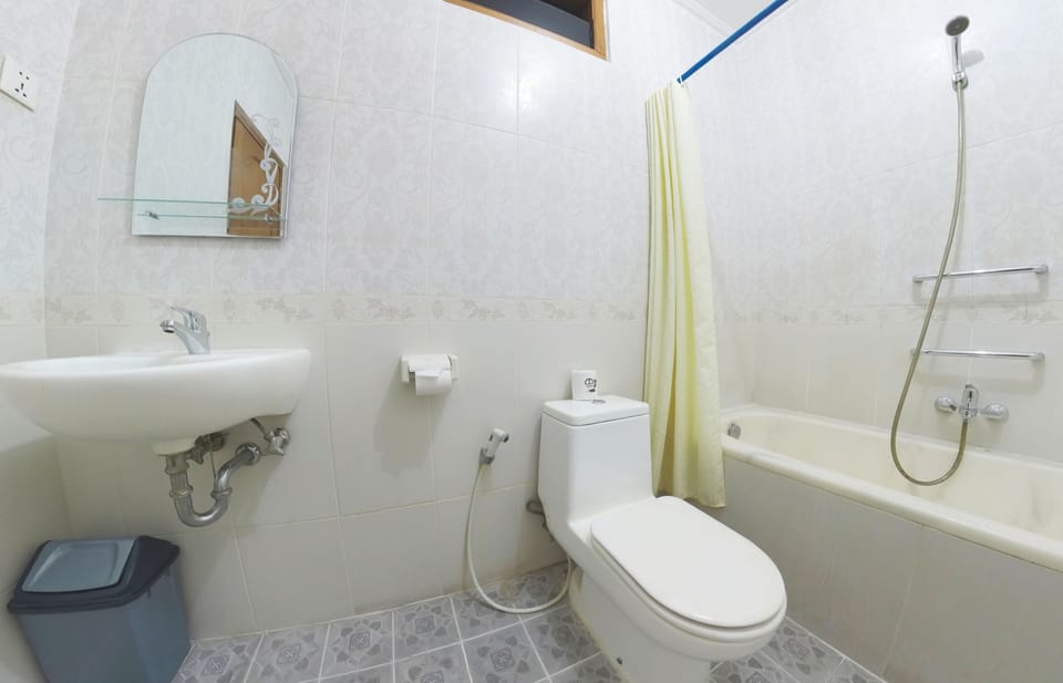Deluxe Triple Room | Bathroom | Combined shower/tub, towels, soap, shampoo