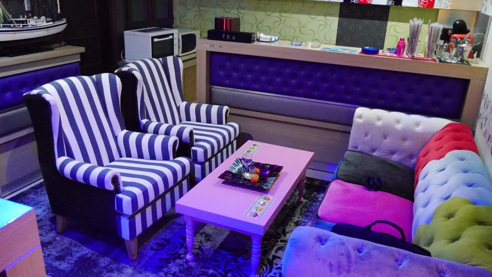 Lobby lounge