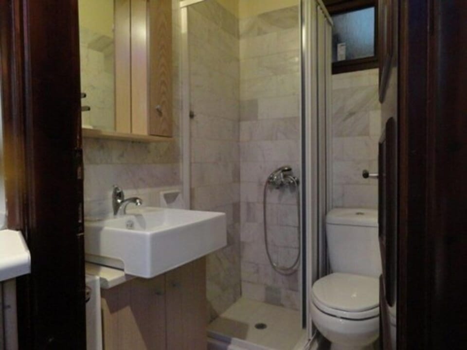 Shower, rainfall showerhead, free toiletries, hair dryer