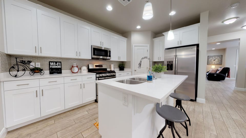 Townhome, 3 Bedrooms | Private kitchen | Fridge, oven, coffee/tea maker, toaster
