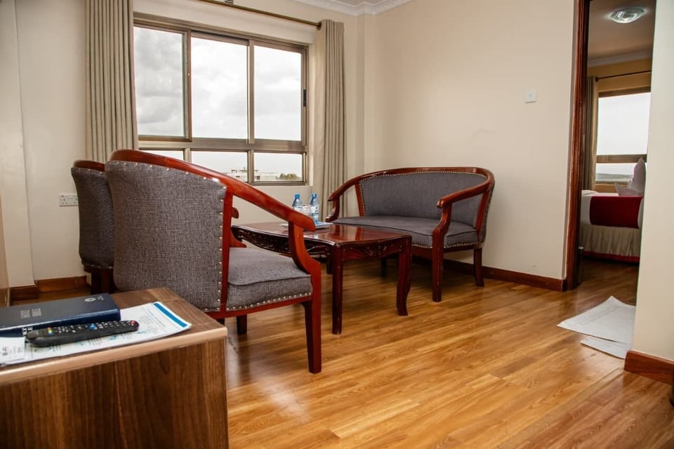Executive Suite | Individually furnished, blackout drapes, free WiFi, bed sheets