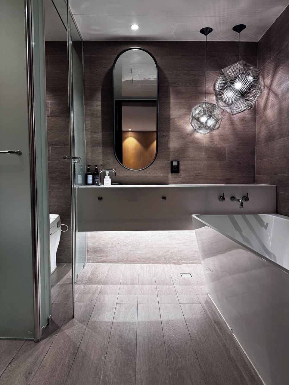 Deluxe Room | Bathroom | Separate tub and shower, free toiletries, hair dryer, slippers