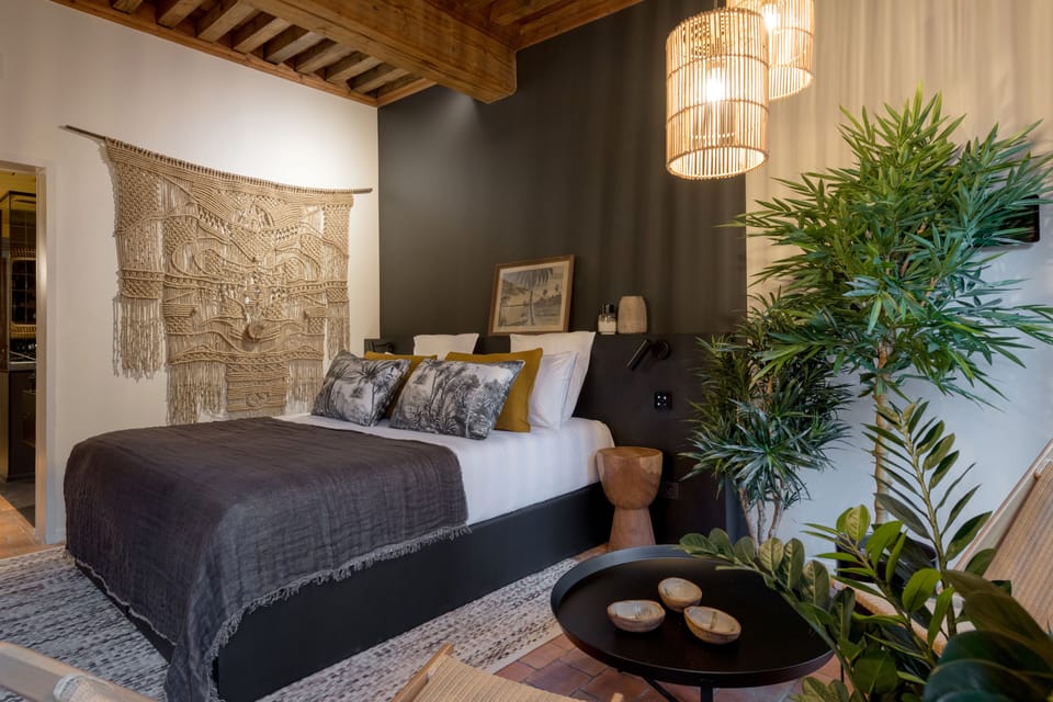 Suite Supérieure Ocre, 22 Rue du Boeuf 69005 Lyon | Premium bedding, minibar, in-room safe, blackout drapes
