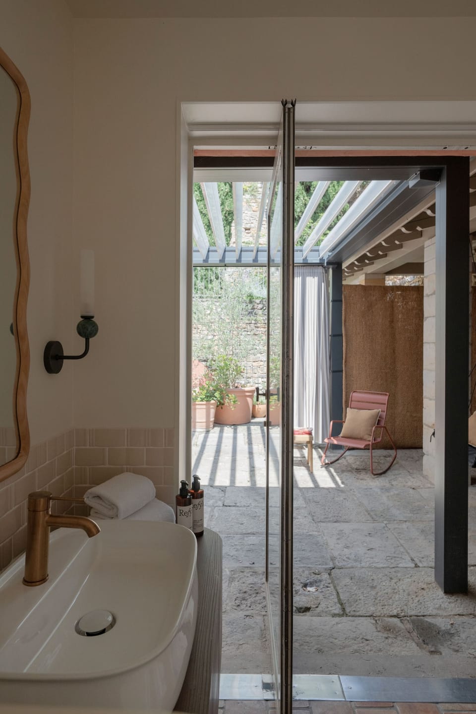 Suite Luxe Mia Stanza, 22 Rue du Boeuf | Bathroom | Hair dryer, towels, soap, shampoo