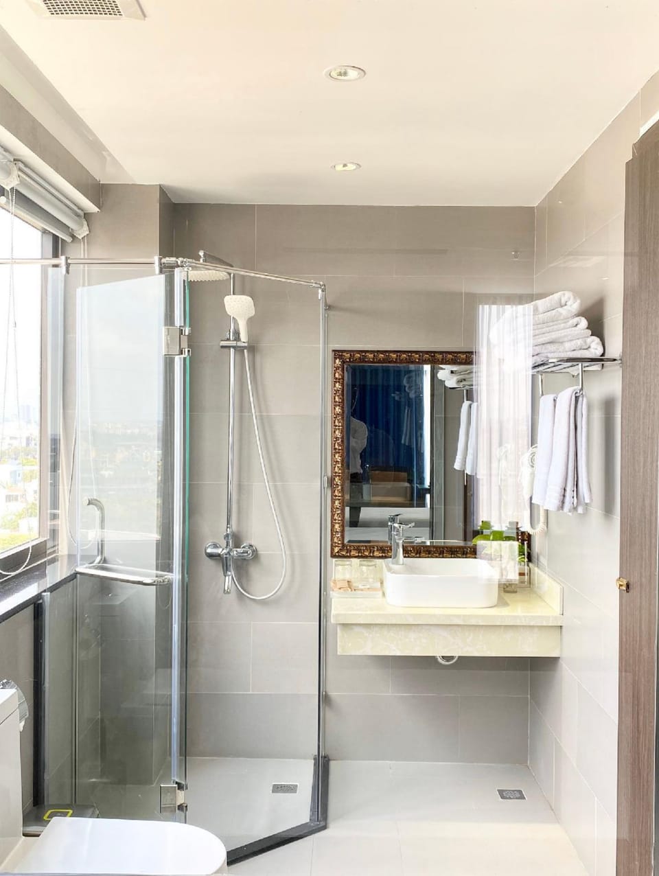 Family Quadruple Room | Bathroom | Shower, rainfall showerhead, designer toiletries, hair dryer