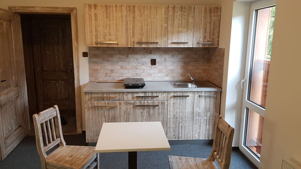 Fridge, oven, stovetop, coffee/tea maker
