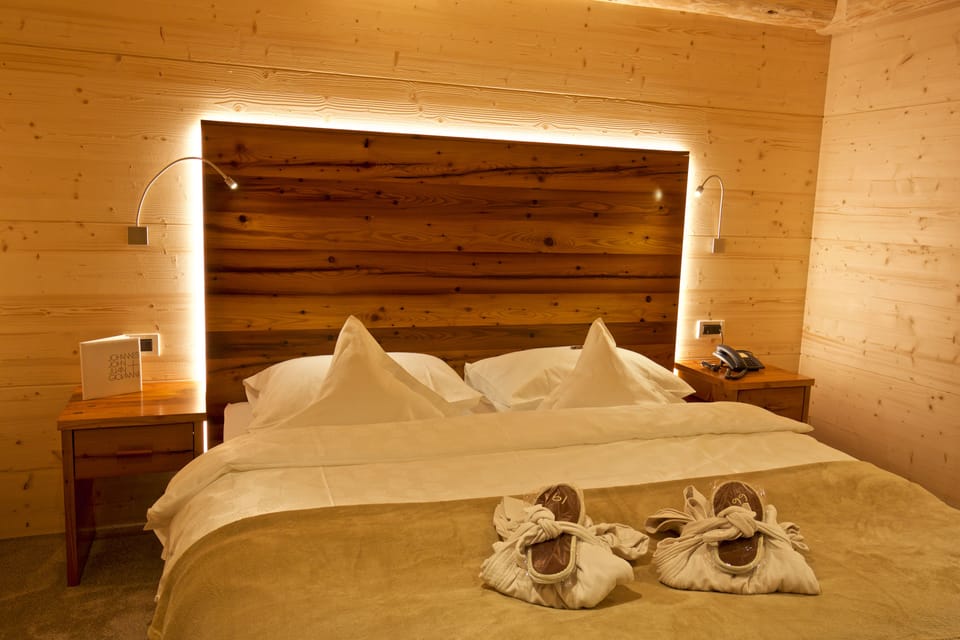 Standard Room, Balcony (Lodge) | Minibar, in-room safe, desk, free WiFi