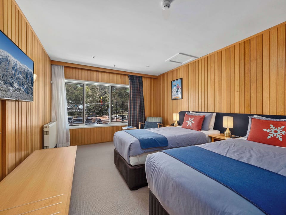 Premium bedding, minibar, blackout drapes, free WiFi