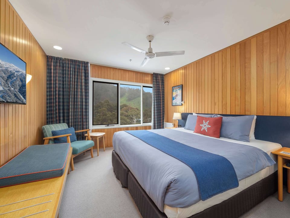 Premium bedding, minibar, blackout drapes, free WiFi