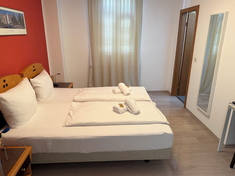 Premium bedding, desk, soundproofing, WiFi (free)