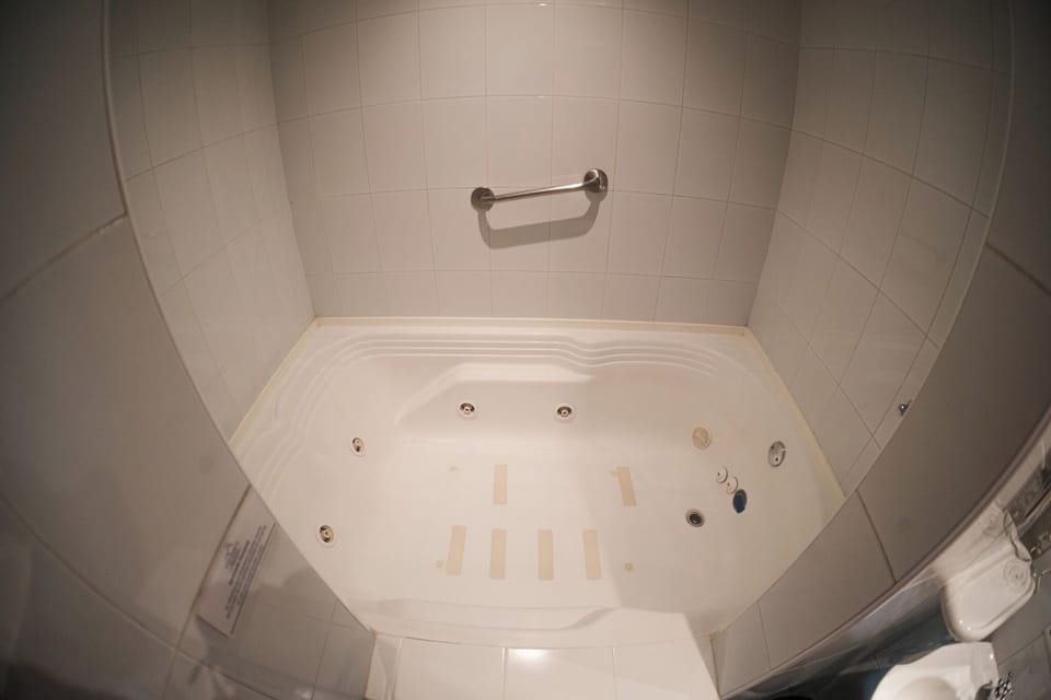 Superior Double Room, Jetted Tub | Bathroom | Shower, rainfall showerhead, hair dryer