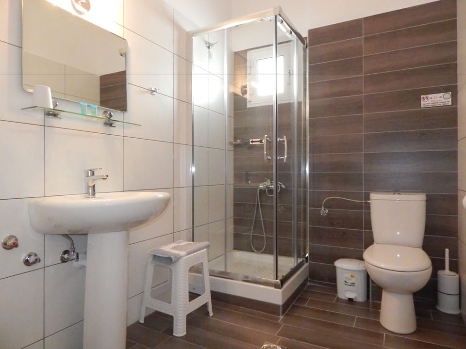 Shower, free toiletries, hair dryer, towels