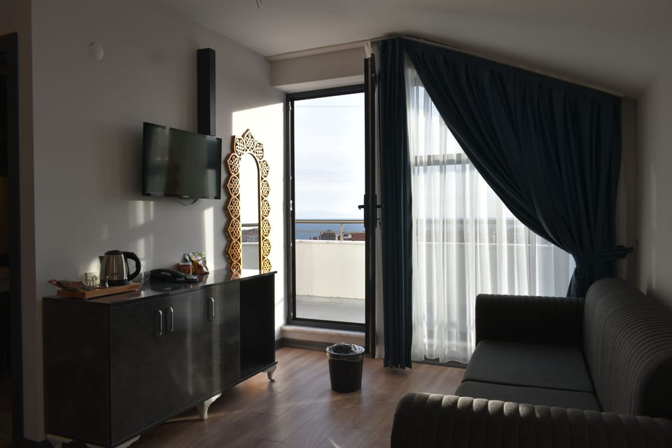 Deluxe Room, Balcony, Sea View | Egyptian cotton sheets, premium bedding, minibar, in-room safe