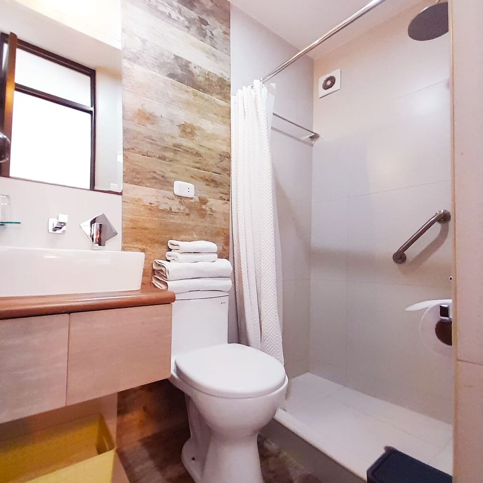 Standard Twin Room | Bathroom | Shower, hair dryer, towels, soap