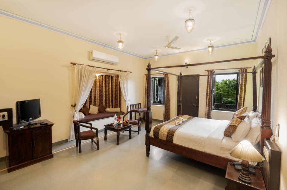 Deluxe Room | Down comforters, desk, soundproofing, iron/ironing board