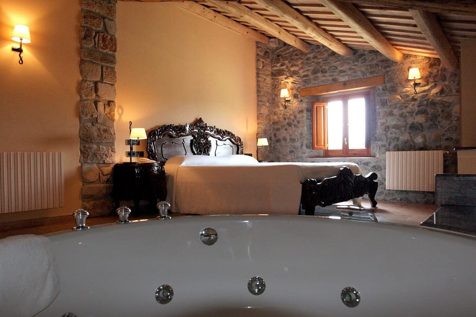 Superior Studio Suite, Jetted Tub (Room N10) | Cribs/infant beds, rollaway beds, free WiFi, bed sheets