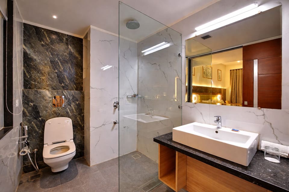 Luxury Pool and Mountain View Room with Private Balcony | Bathroom | Shower, free toiletries, slippers, towels
