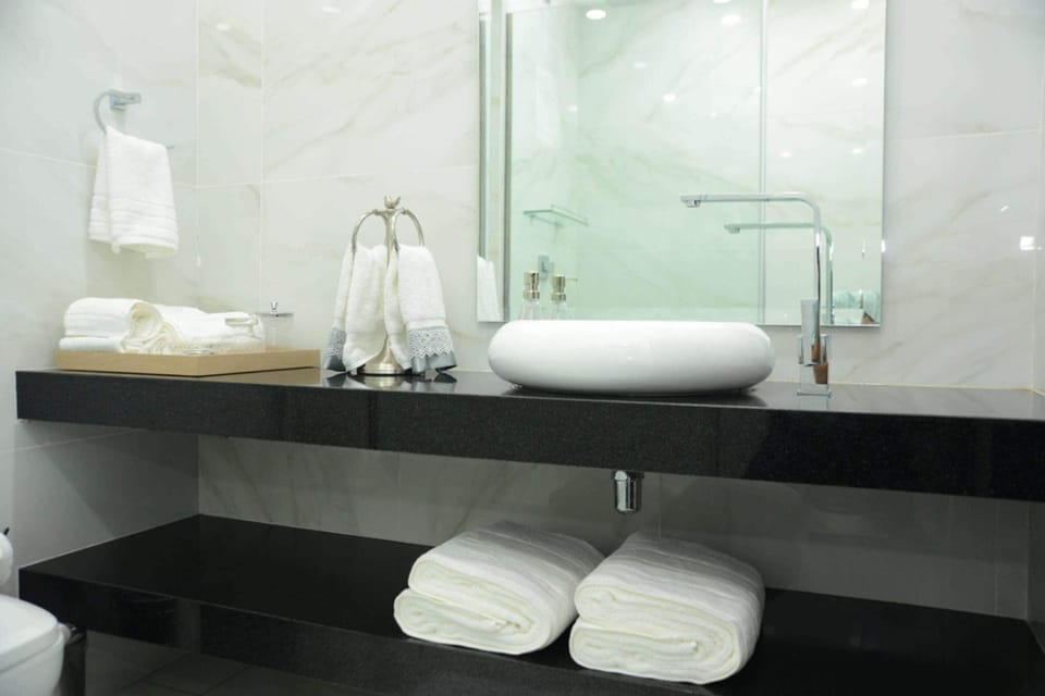 Superior Studio, 1 Queen Bed, Non Smoking | Bathroom | Shower, rainfall showerhead, hair dryer, towels