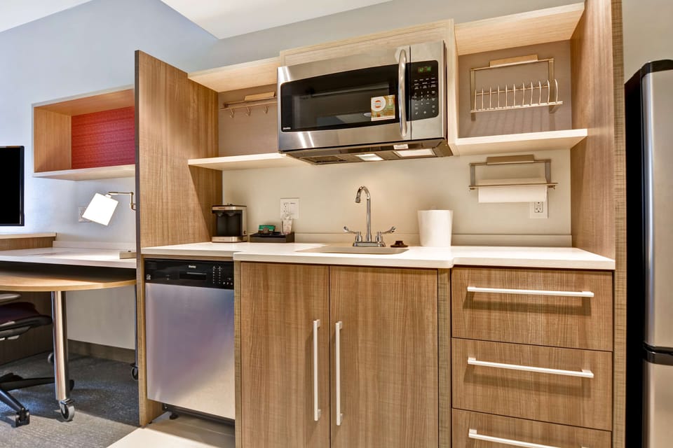 Business Suite, 1 Bedroom, Non Smoking | Private kitchen | Coffee/tea maker