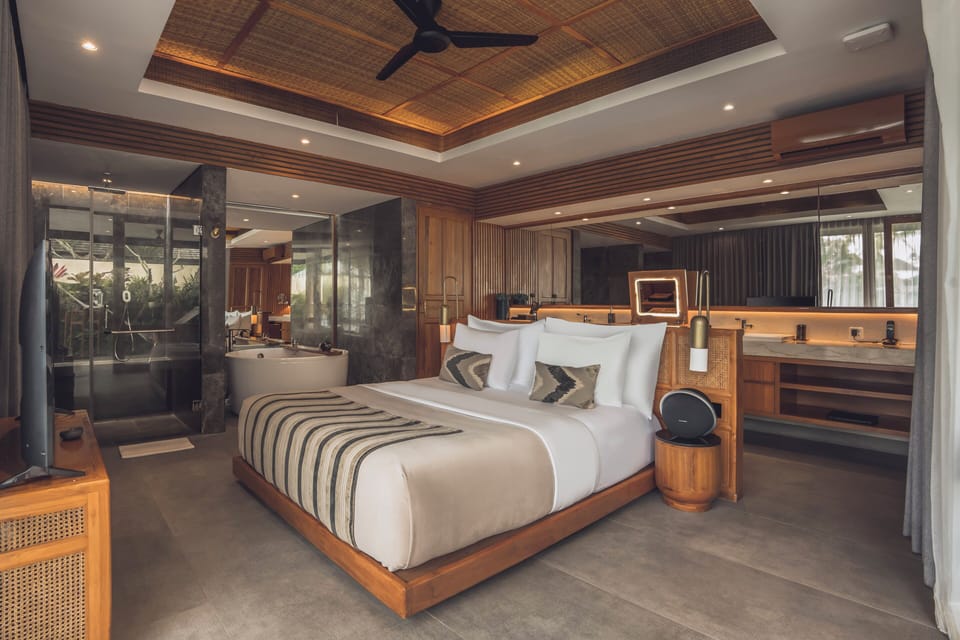 Grand One-Bedroom Rice Field View Villa with Private Pool | Hypo-allergenic bedding, minibar, in-room safe, desk