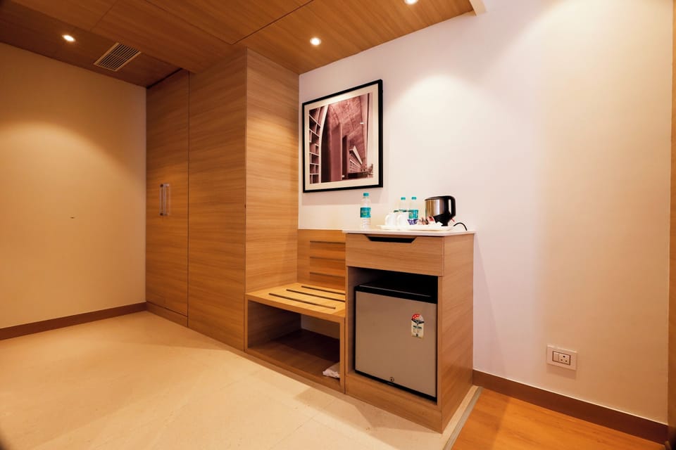 In-room safe, individually furnished, desk, laptop workspace
