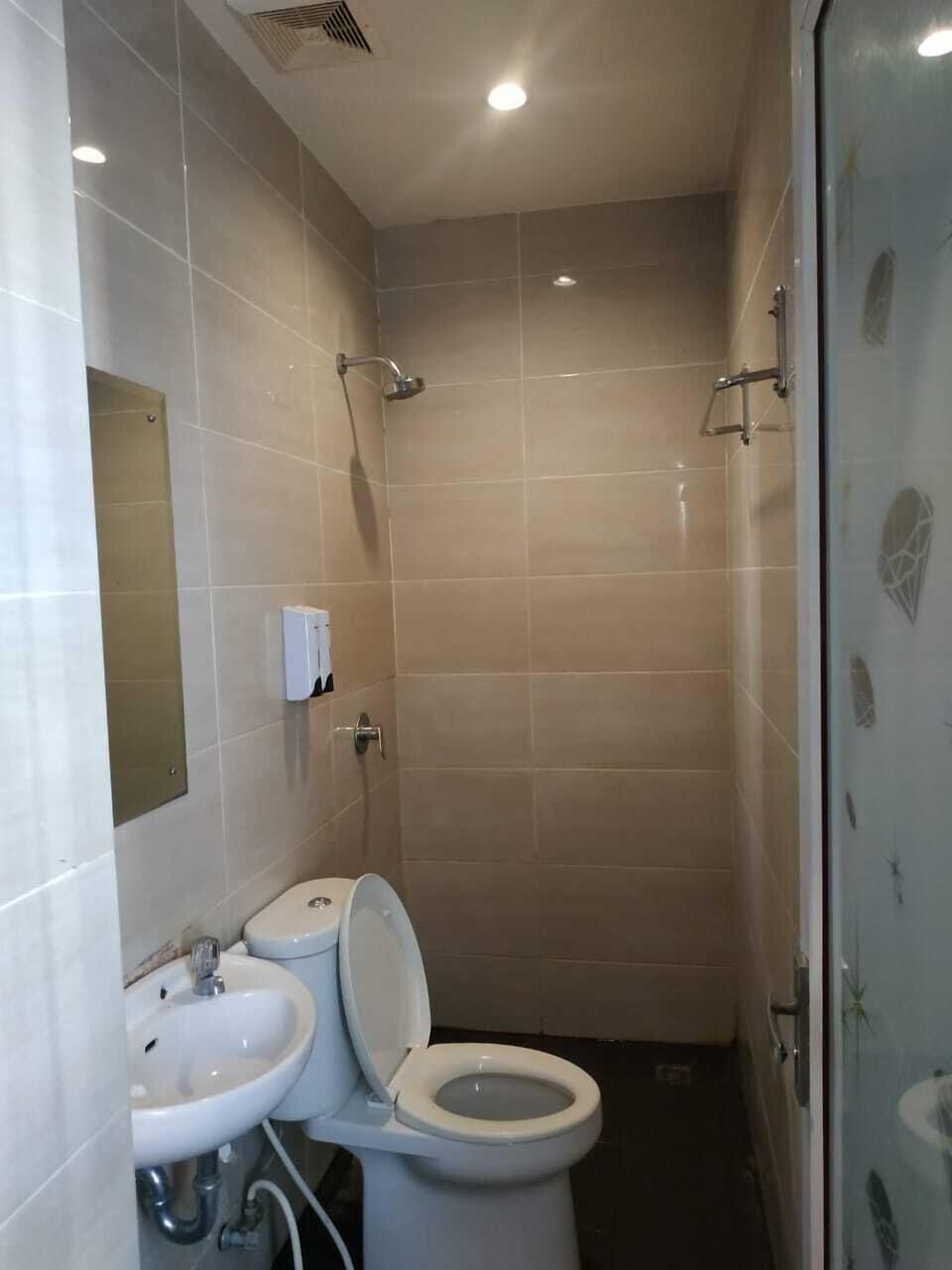 Shower, towels, soap, shampoo