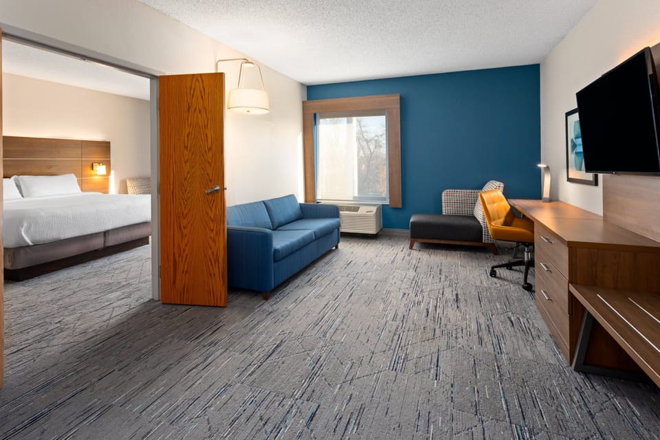 Premium bedding, pillowtop beds, in-room safe, desk
