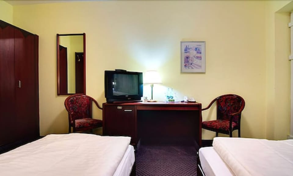 Twin Room | Desk, cribs/infant beds, rollaway beds, free WiFi