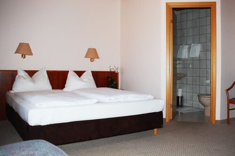 Desk, cribs/infant beds, rollaway beds, free WiFi