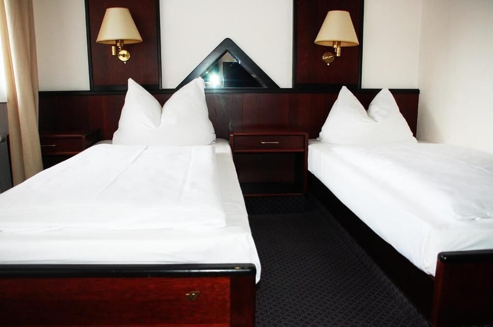 Twin Room | Desk, cribs/infant beds, rollaway beds, free WiFi