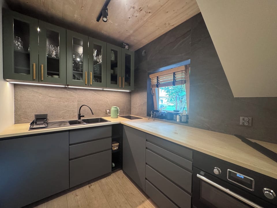 Cabin, 3 Bedrooms | Private kitchen | Stovetop, coffee/tea maker, electric kettle, highchair