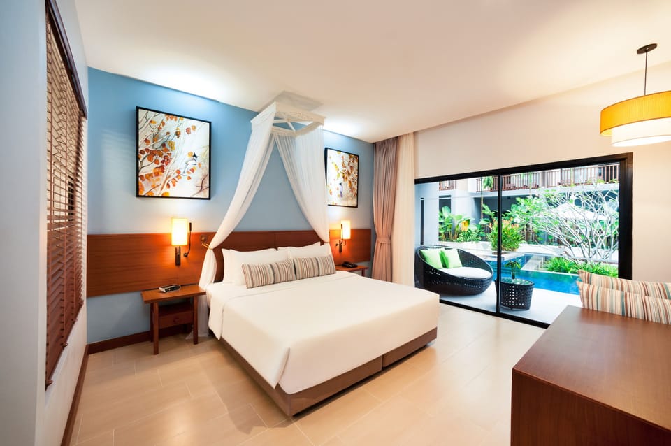 Premier Room (Pool Access) | Minibar, in-room safe, blackout drapes, iron/ironing board