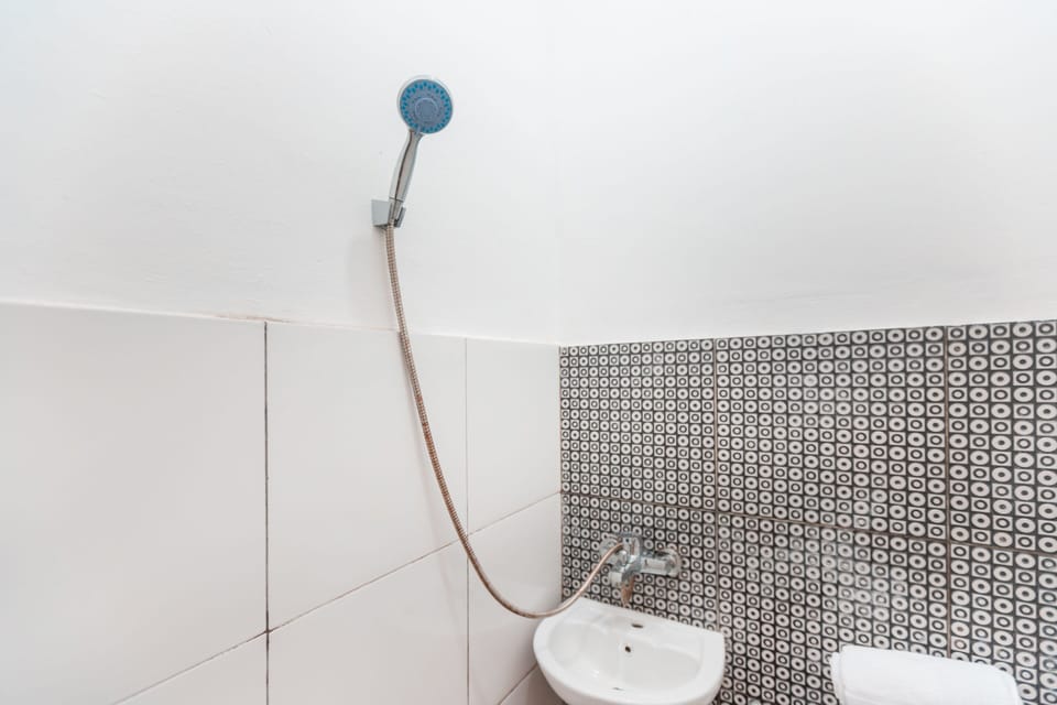 Standard Double Room | Bathroom | Shower, towels