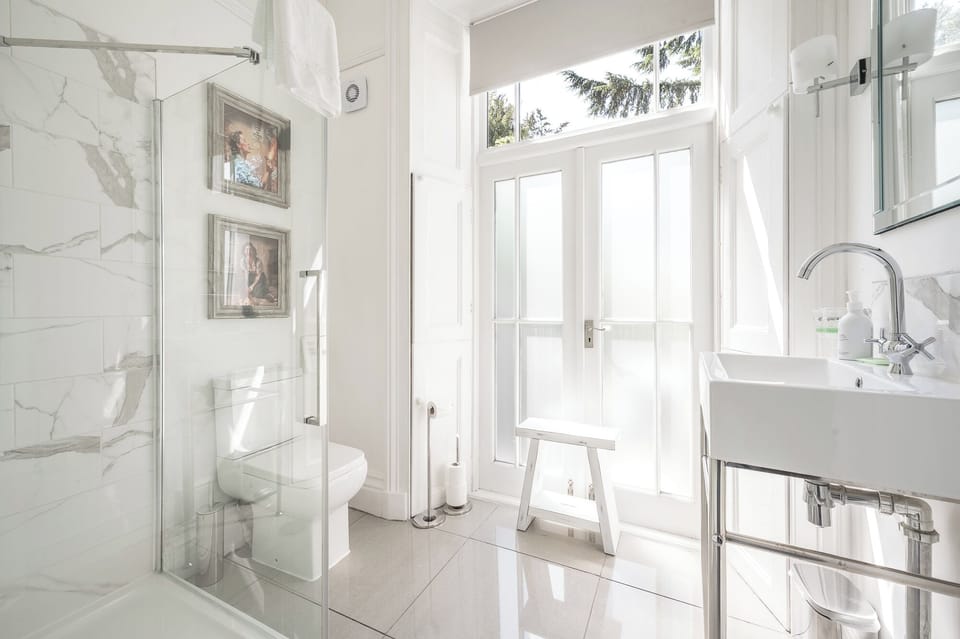 Superior Suite | Bathroom | Hair dryer, towels, soap, shampoo