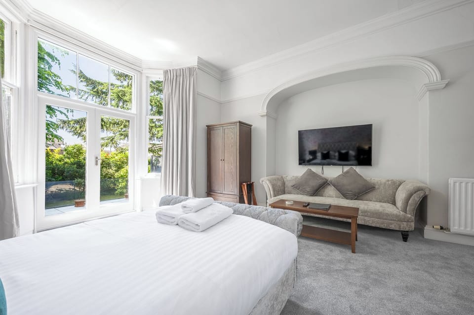 Superior Suite | Hypo-allergenic bedding, minibar, blackout drapes, soundproofing